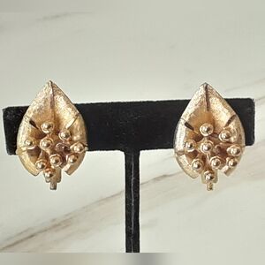 BSK Leaf Pebbled Brushed Gold Tone  Clip-On Earrings 1" - Vtg
